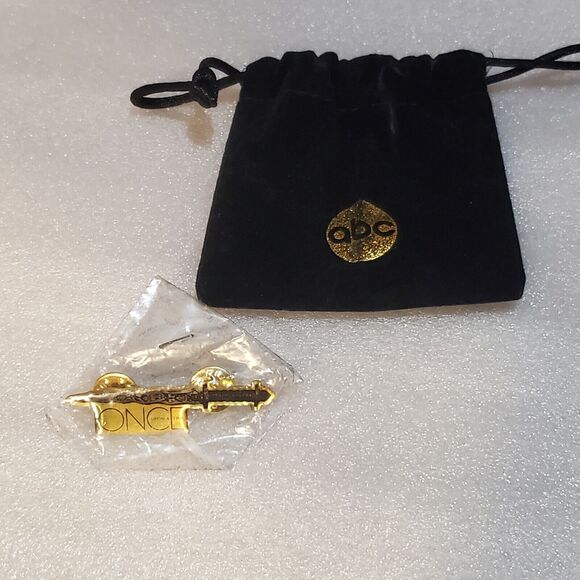 ABC Once Upon A Time PROMO PIN SDCC Expo Exclusive Swag Rare New Sealed With Bag - Picture 1 of 3